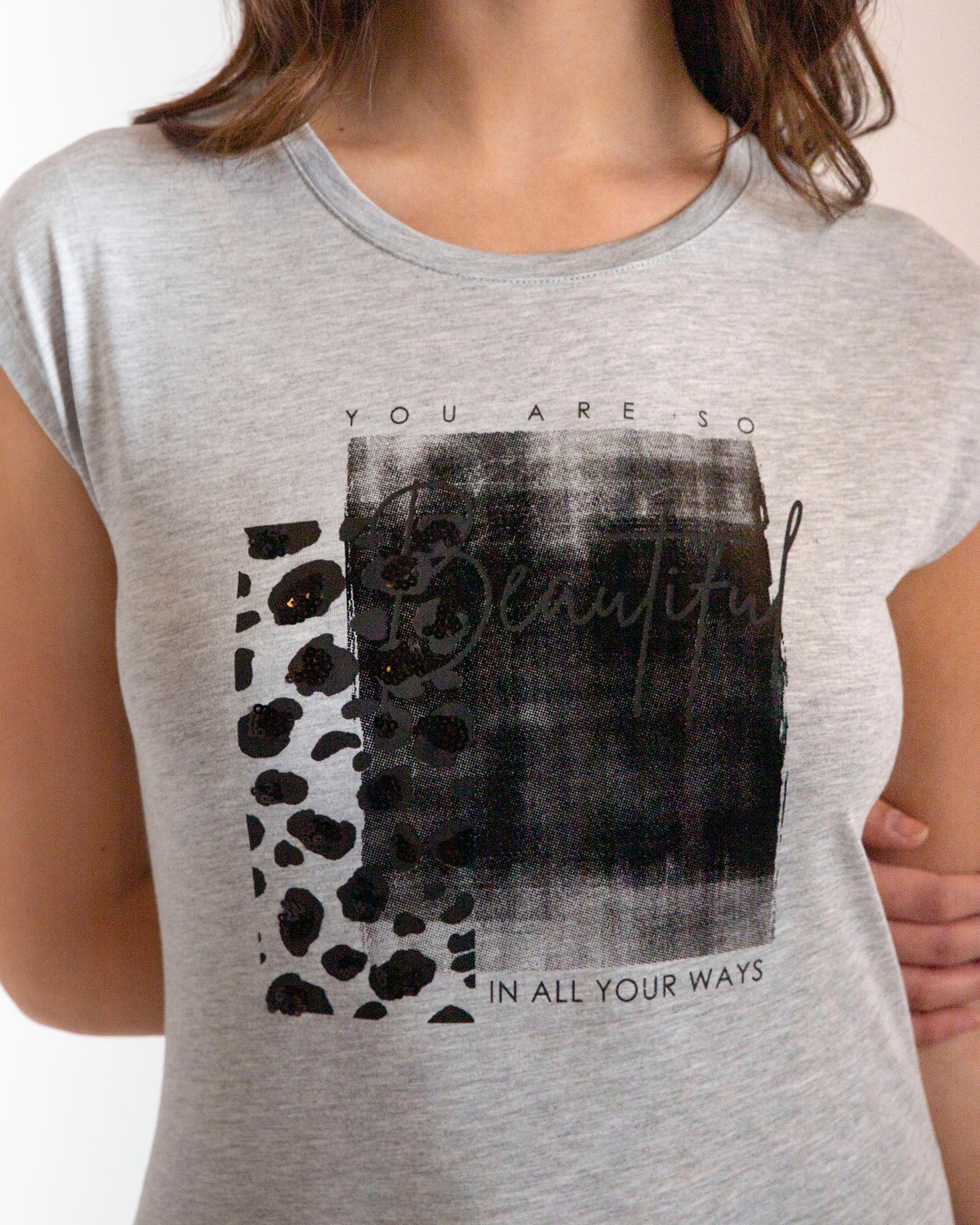 Women's short-sleeved blouse with 'Tr44initi' print-grey