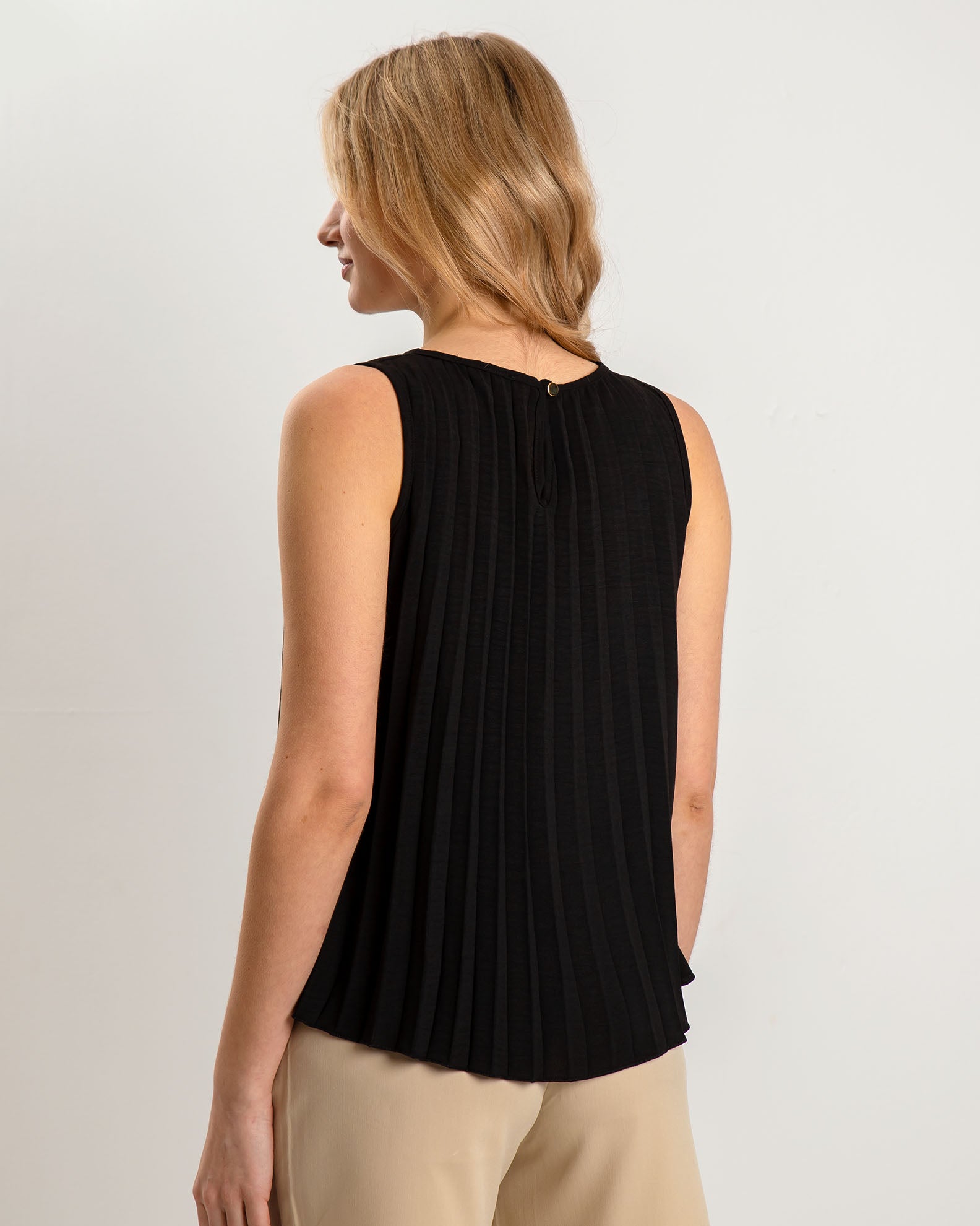 Women's sleeveless pleated blouse 'Pl44ina'-black