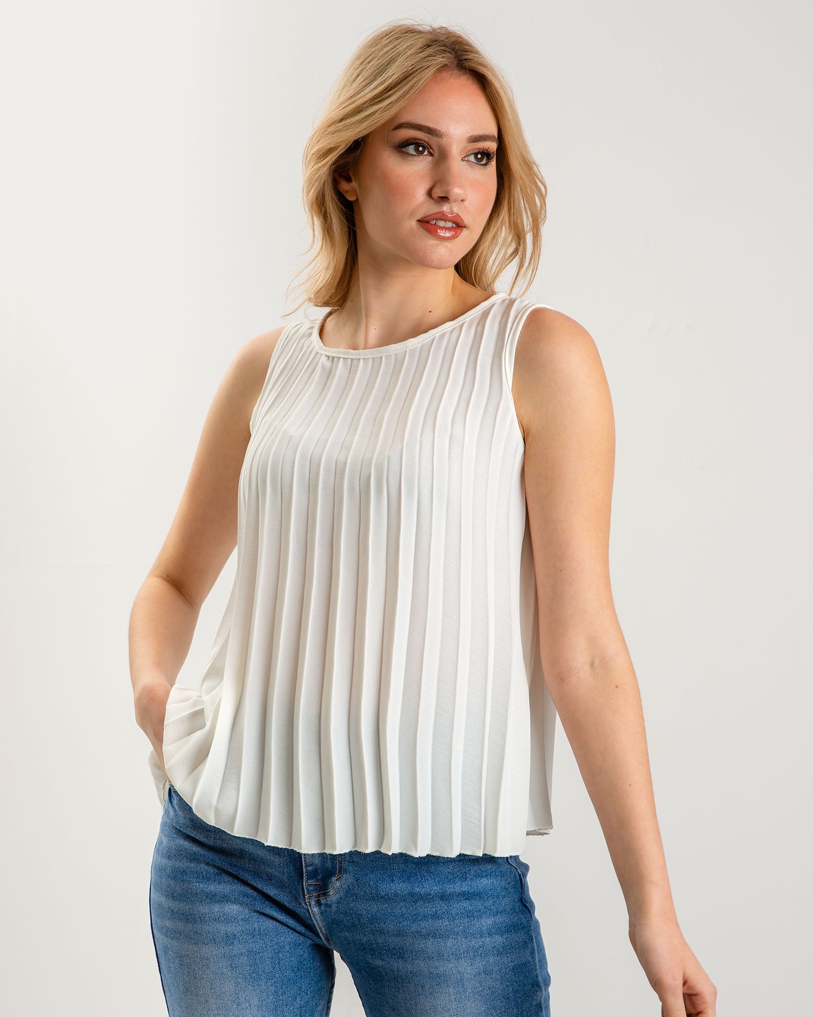 Women's sleeveless pleated blouse 'Pl44ina'-white