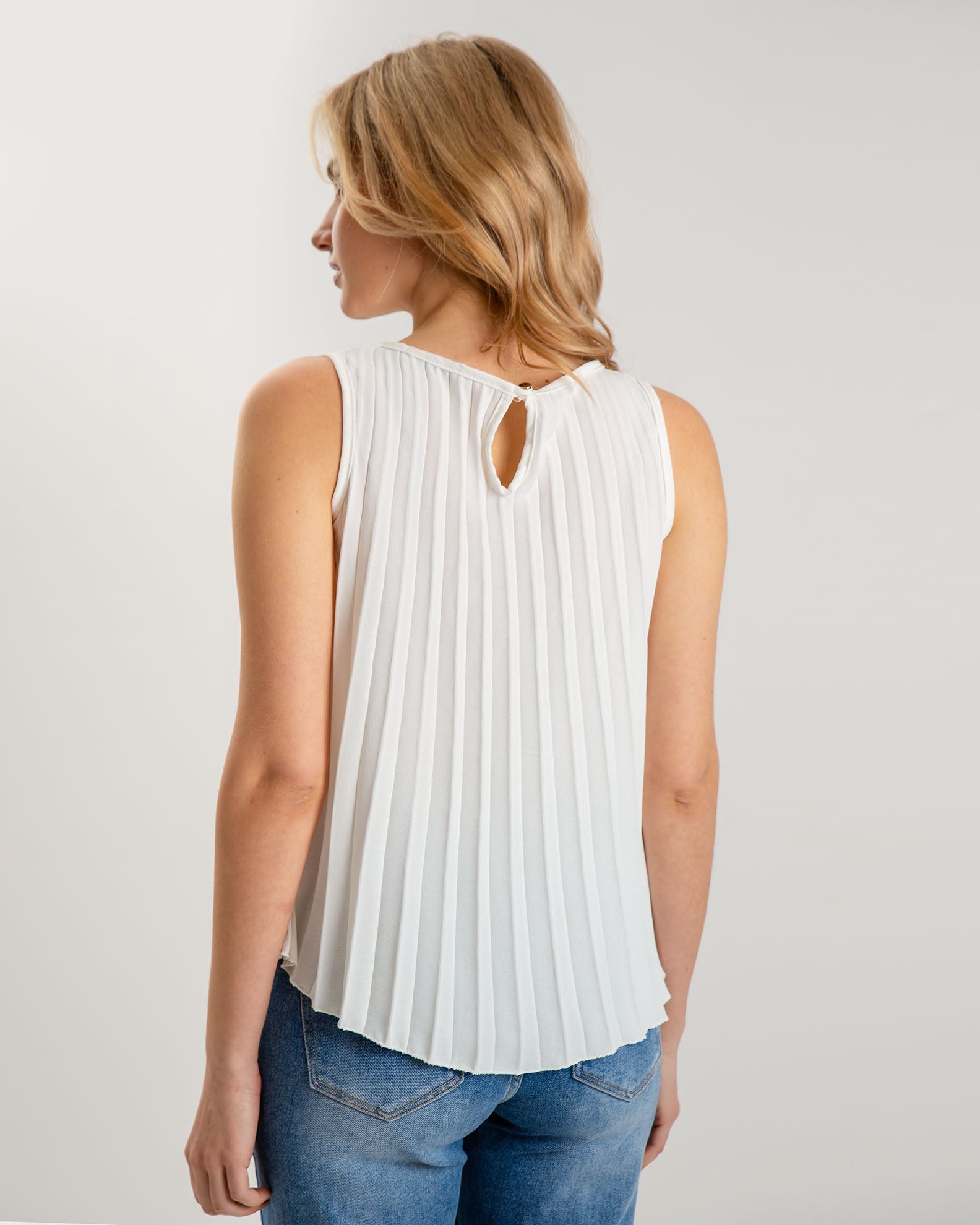 Women's sleeveless pleated blouse 'Pl44ina'-white