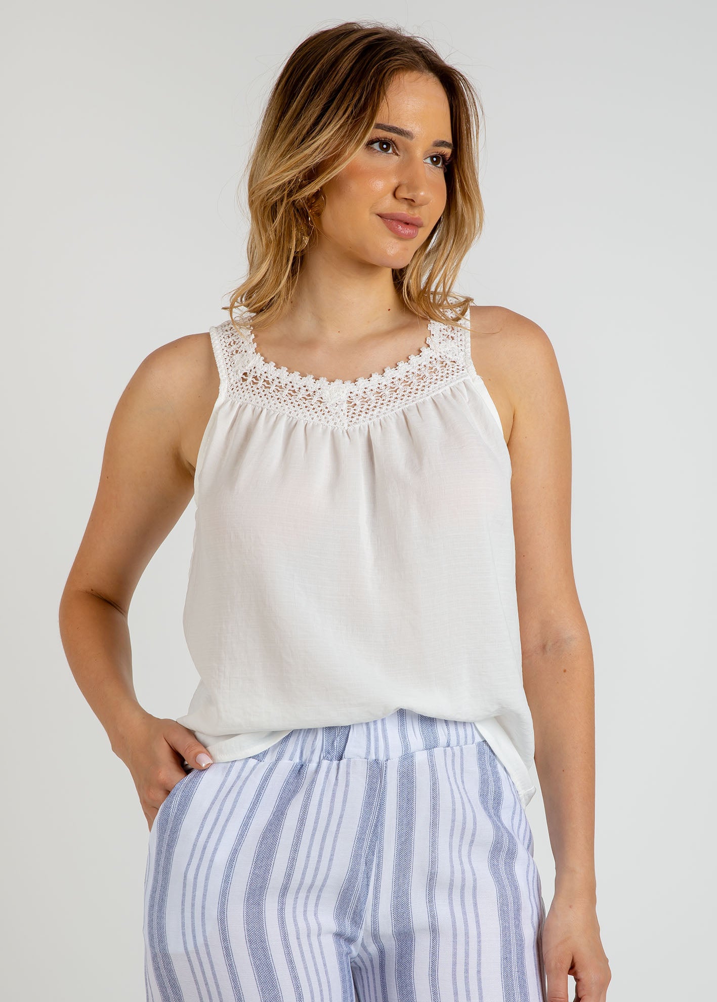 Γυναικείο τοπ αμάνικο με κέντημα 'Ma44dita'-offwhite