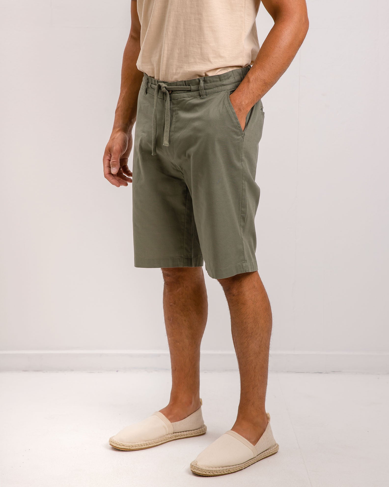 Men's linen-look bermuda with elastic waist 'Riley'-KHAKI