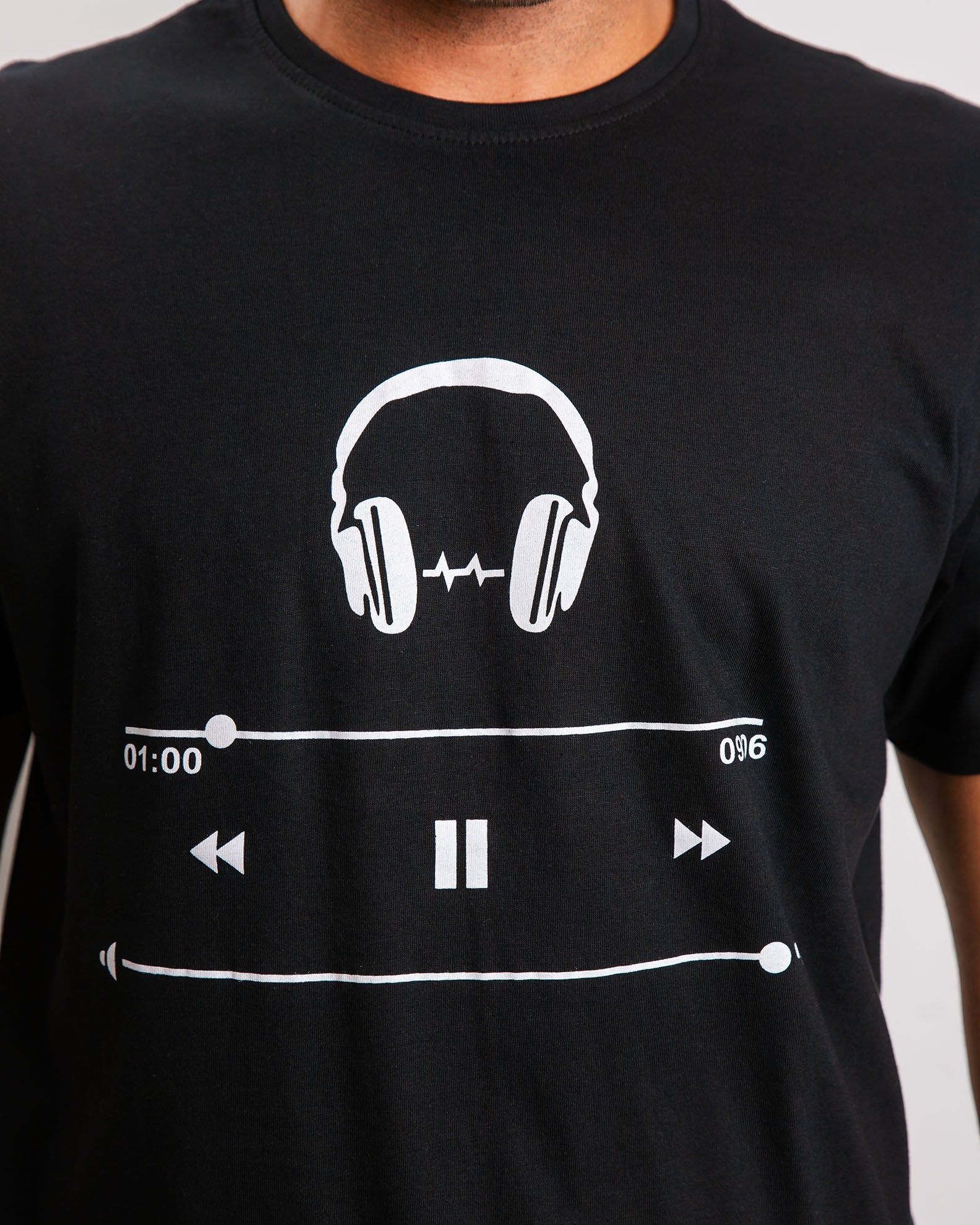 Men's short-sleeved shirt with 'Headphones' print-BLACK