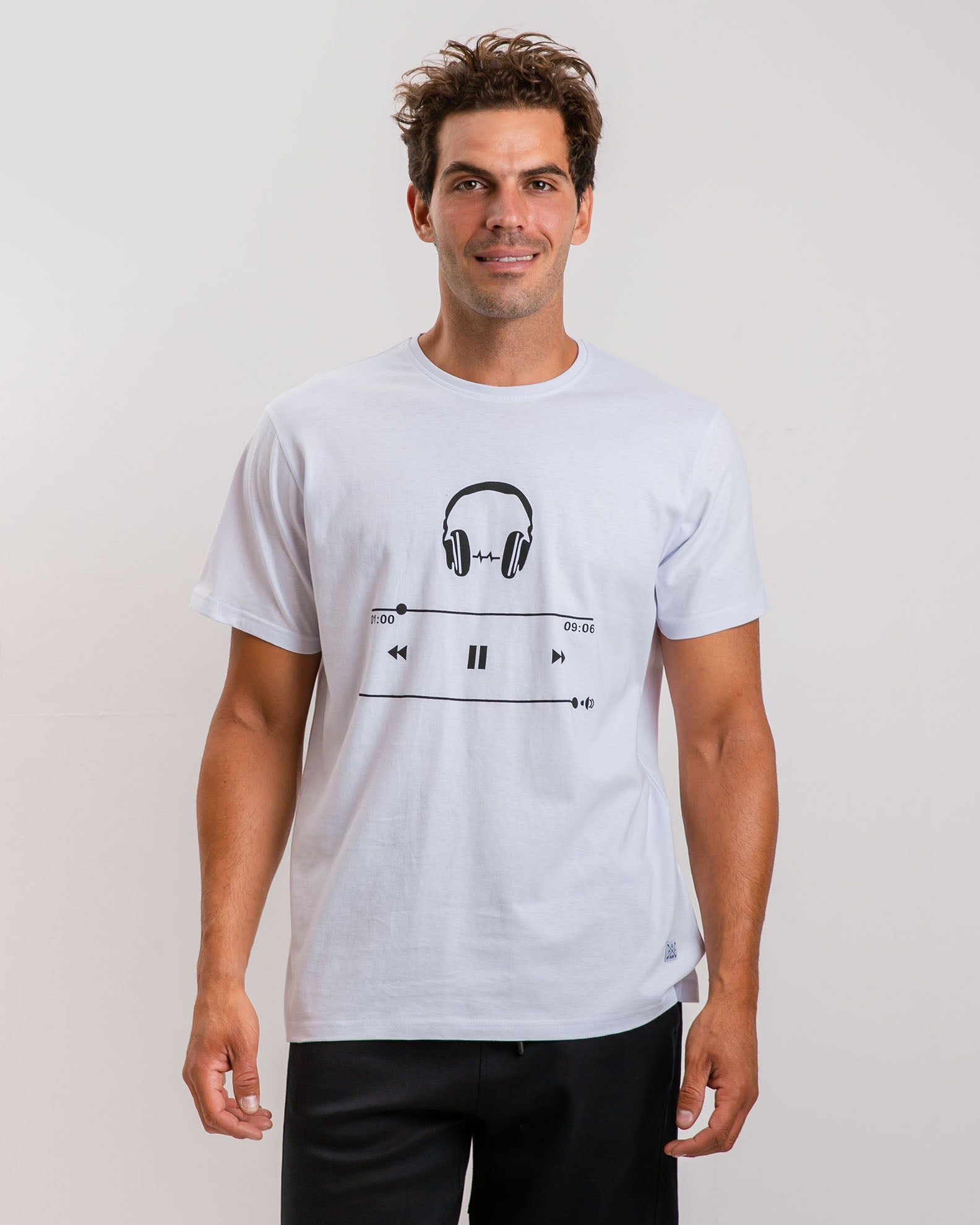 Men's short-sleeved shirt with 'Headphones' print-WHITE