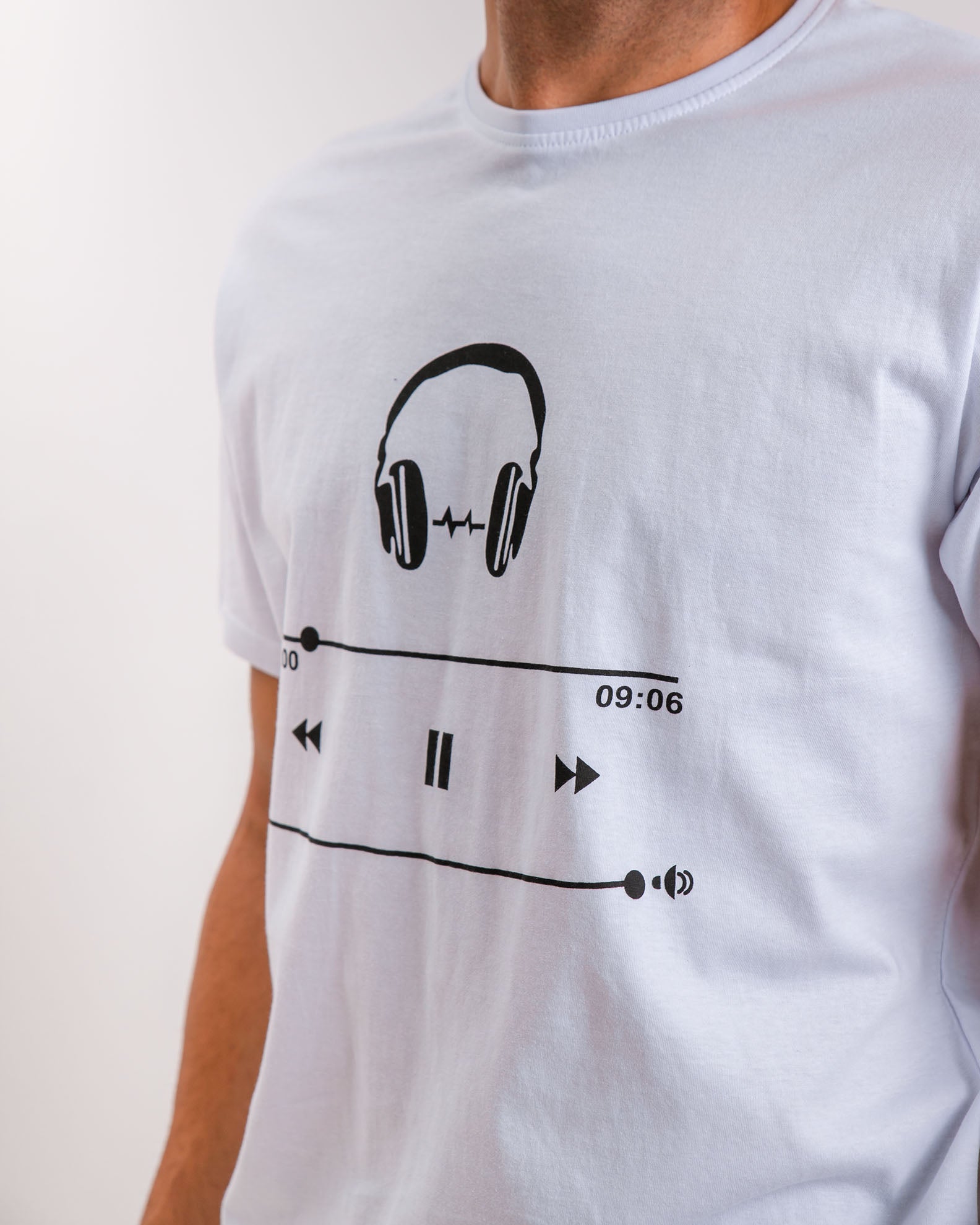 Men's short-sleeved shirt with 'Headphones' print-WHITE