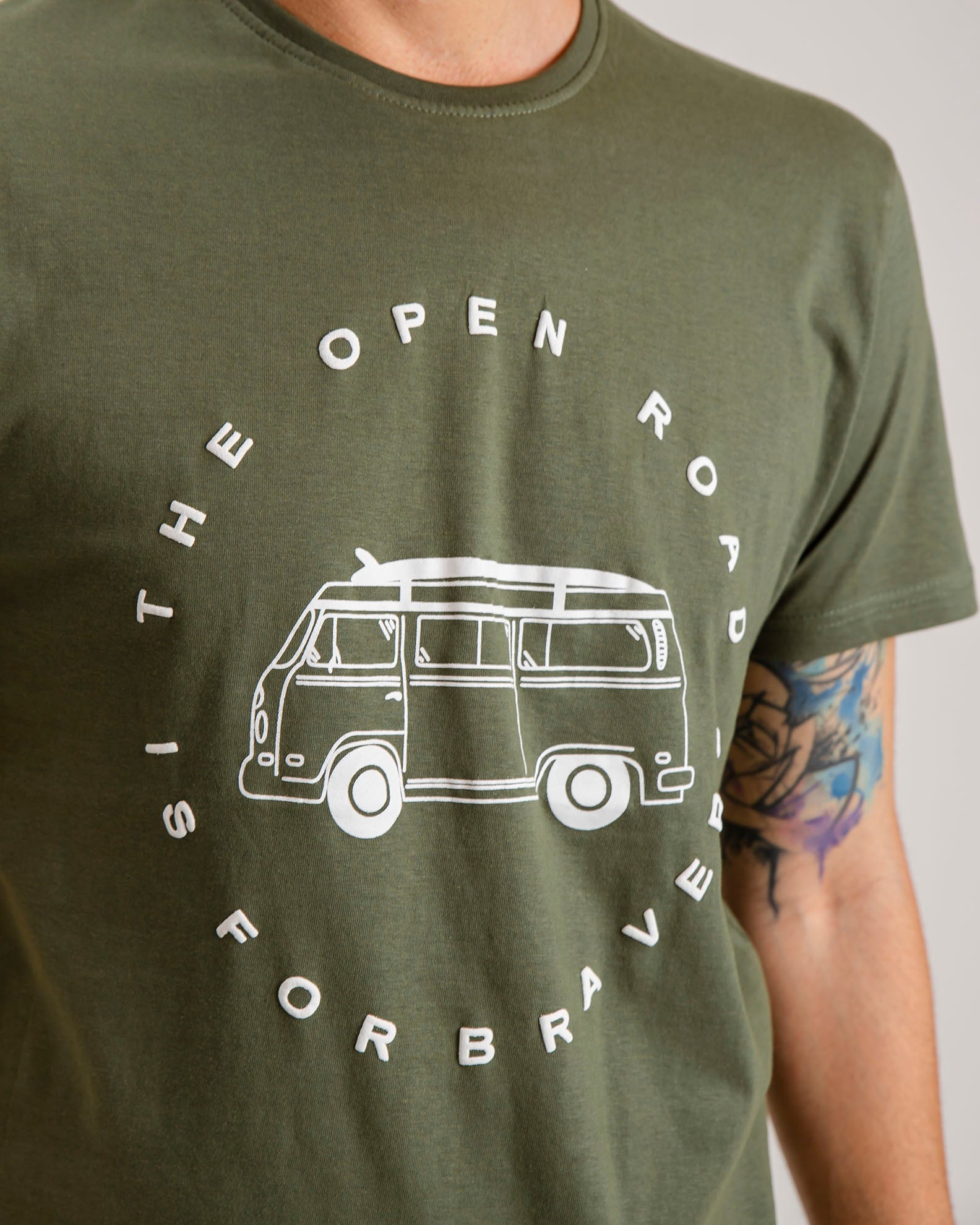 Men's short-sleeved shirt with 'Open road' print - KHAKI